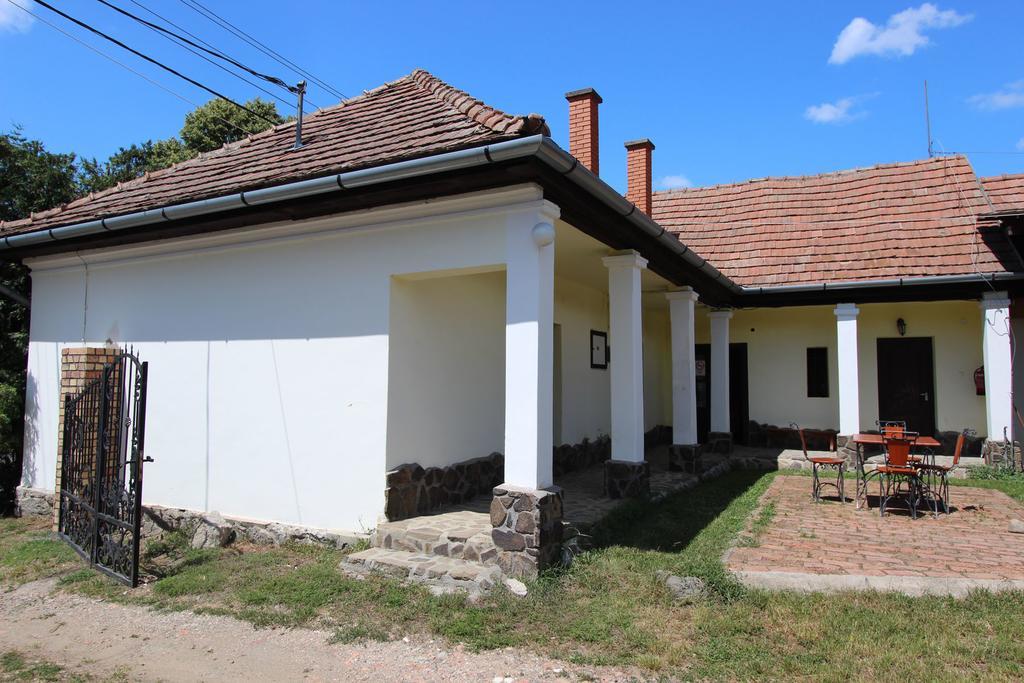 Toldi Vendeghaz Hotel Felsotold Exterior photo